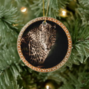 Gulfläckig leopard tittar på dig julgransprydnad keramik