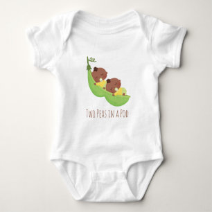 Gullig afrikansk amerikantwillingar i t-shirt