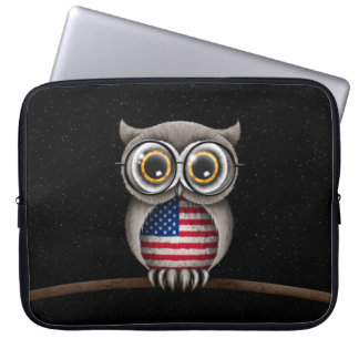 Gullig amerikanska flagganuggla som ha på sig laptop fodral