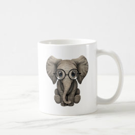 Gullig babyelefantkalv med läs- exponeringsglas kaffemugg