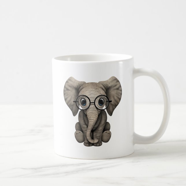 Gullig babyelefantkalv med läs- exponeringsglas kaffemugg (Höger)