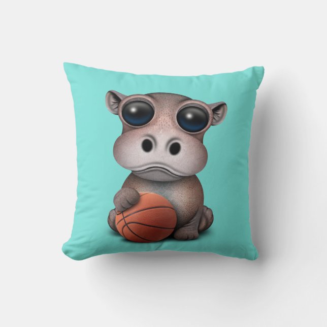 Gullig babyflodhäst som leker med basket kudde (Framsida)