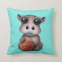 Gullig babyflodhäst som leker med basket