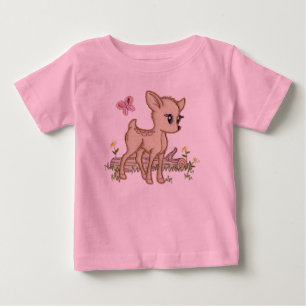 Gullig babyhjort i skogen med fjärilen t-shirt