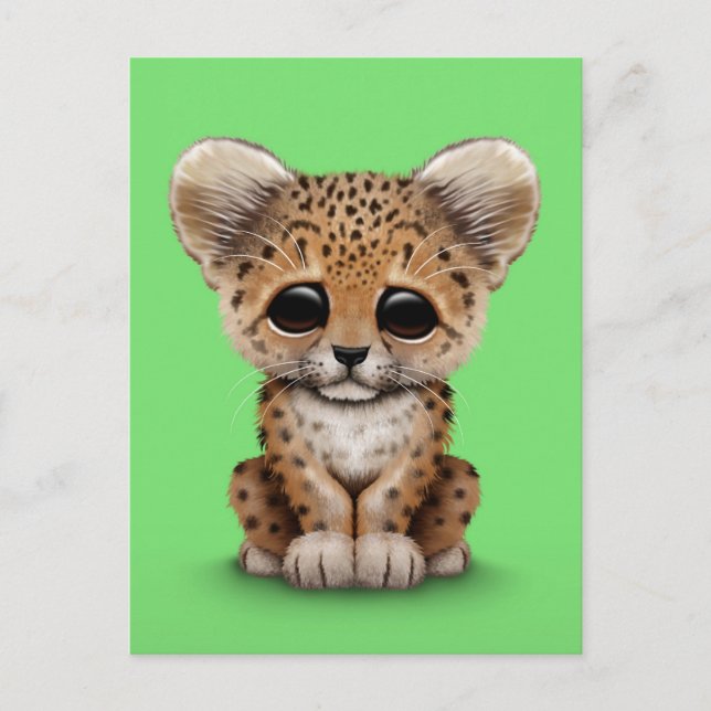 Gullig babyLeopardunge på grönt Vykort (Framsida)