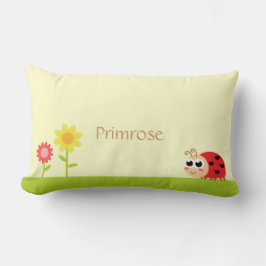 Gullig babynyckelpiga med hjärtafläckar i en lumbarkudde