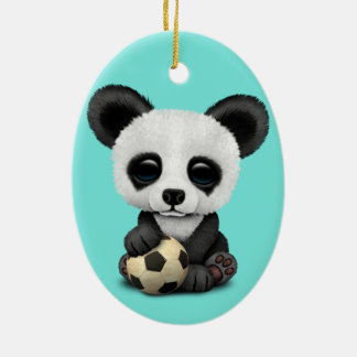 Gullig babyPanda med fotbollfotbollboll Julgransprydnad Keramik