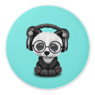 Gullig babyPanda som ha på sig hörlurar Knopp