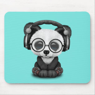 Gullig babyPanda som ha på sig hörlurar Musmatta