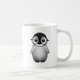 Gullig babypingvin som ha på sig kaffemugg