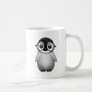 Gullig babypingvin som ha på sig kaffemugg