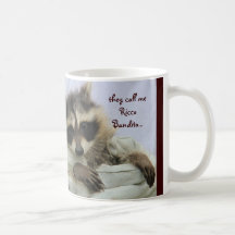 Gullig banditRaccoon som stjäler din hjärtamugg