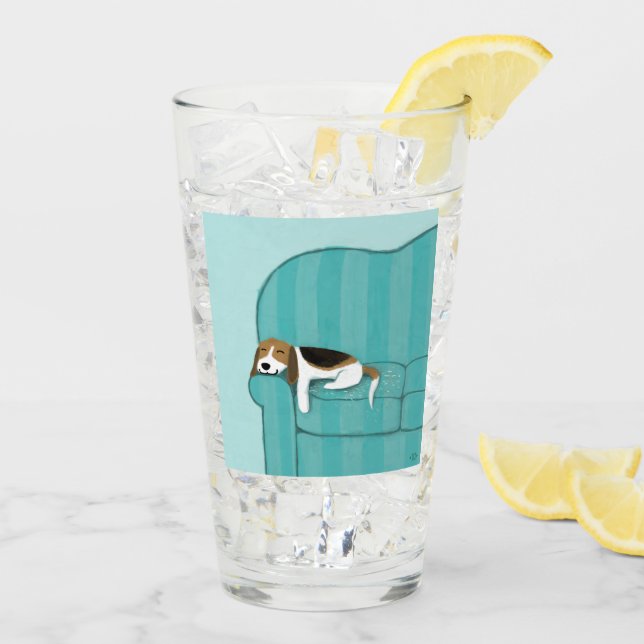 Gullig Beagle på den lyckliga sova soffahunden för Glaskopp (Bakside Is)