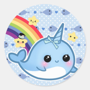 Gullig bebis som är narwhal med regnbågen och runt klistermärke