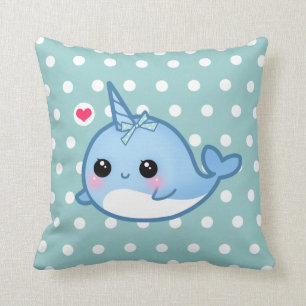 Gullig bebis som är narwhal på polka dots kudde