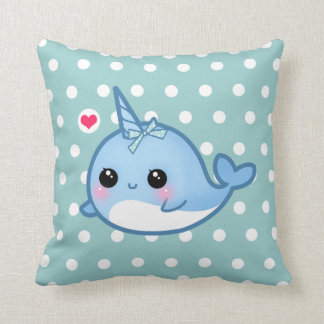 Gullig bebis som är narwhal på polka dots kudde