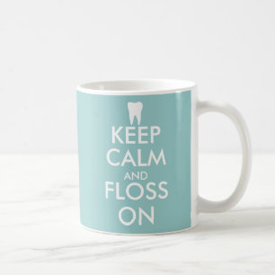 Gullig behållalugn och floss på muggen för kaffemugg