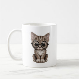 Gullig brun Tabbykattunge med ögaexponeringsglas Kaffemugg