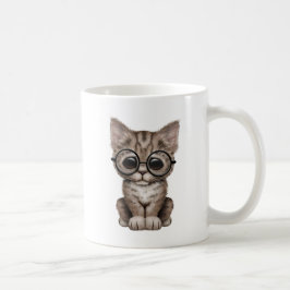 Gullig brun Tabbykattunge med ögaexponeringsglas Kaffemugg
