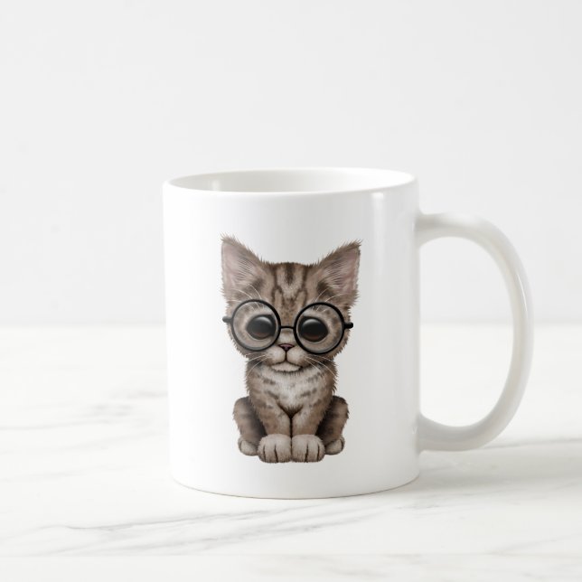 Gullig brun Tabbykattunge med ögaexponeringsglas Kaffemugg (Höger)