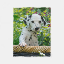 Gullig Dalmatian hundvalp som är comfy Fleecefilt