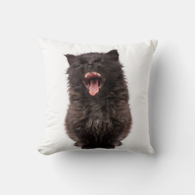 Gullig gäspa kattunge på en kudde (Framsida)