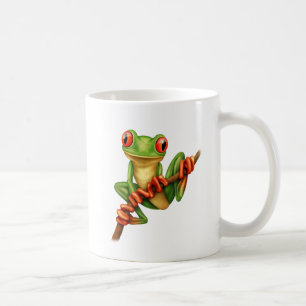 Gullig grön trädgroda på en gren kaffemugg