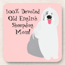 Gullig hängiven gammal engelsk Sheepdogmamma på