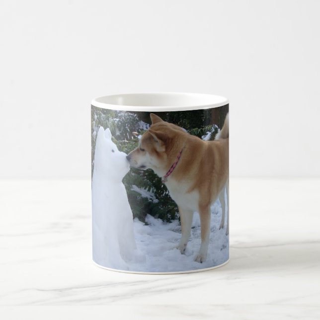 gullig jul för akita kyssande snögubbeakita foto kaffemugg (Center)