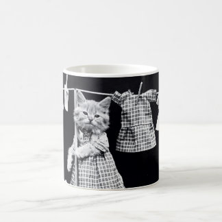 Gullig katt som gör tvätten i klädervintagetryck kaffemugg