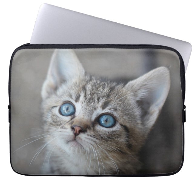 Gullig kattunge i trädgården laptop sleeve (Framsidan)