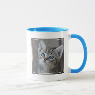 Gullig kattunge i trädgården mugg