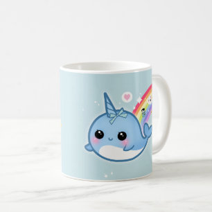 Gullig kawaii som är narwhal med regnbåge- och kaffemugg