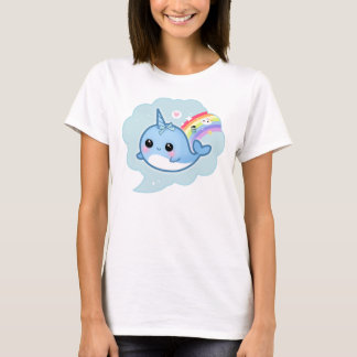 Gullig kawaiibebis som är narwhal med regnbågen t-shirt