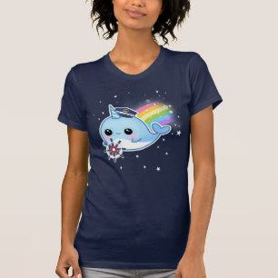 Gullig kawaiikapten som är narwhal med regnbågen tröja