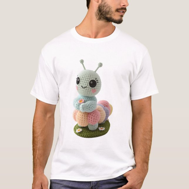 Gullig Larv En Whimsisk Virkad Vän T-Shirt (Framsida)