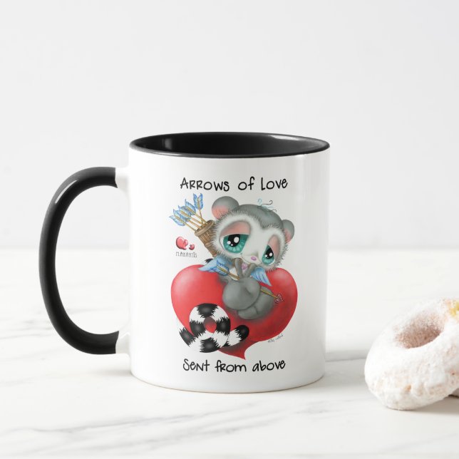 Gullig lemur som håller kärlekspilar - en klunk kä mugg (Med munk)