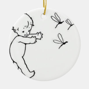 Gullig lite bebis som jagar sländor som är gulli julgransprydnad keramik