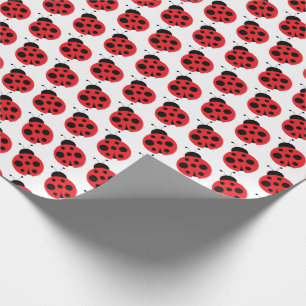 Gullig lite nyckelpiga som slår in papper presentpapper