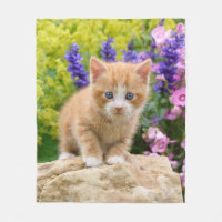 Gullig ljust rödbrun kattkattunge i den comfy