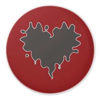 Gullig lockig hjärtasvart på röd keramisk knopp