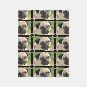 Gullig mops fleecefilt