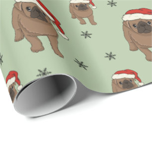 Gullig mopsjul som slår in papper presentpapper