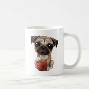 Gullig mopsvalphund som leker med basket kaffemugg