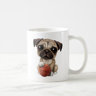 Gullig mopsvalphund som leker med basket kaffemugg