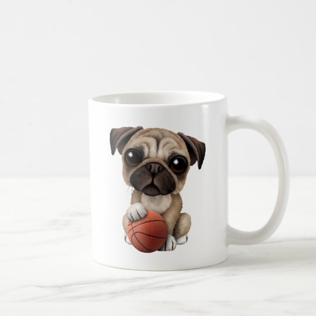 Gullig mopsvalphund som leker med basket kaffemugg (Höger)