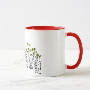 Gullig mugg med flickan i ett fält av blommor