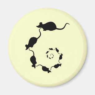 Gullig musspiral. Svart möss på Cream. Magnet