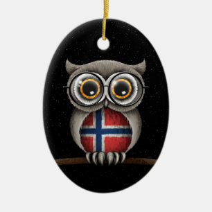 Gullig norsk flaggauggla som ha på sig julgransprydnad keramik
