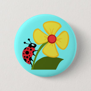 Gullig nyckelpiga på en gul blomma knapp